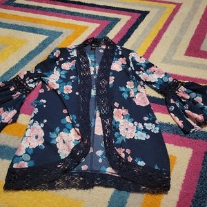 Women's Medium Miss Chevious Floral Print Kimono With Flounce Sleeves Lace Trim